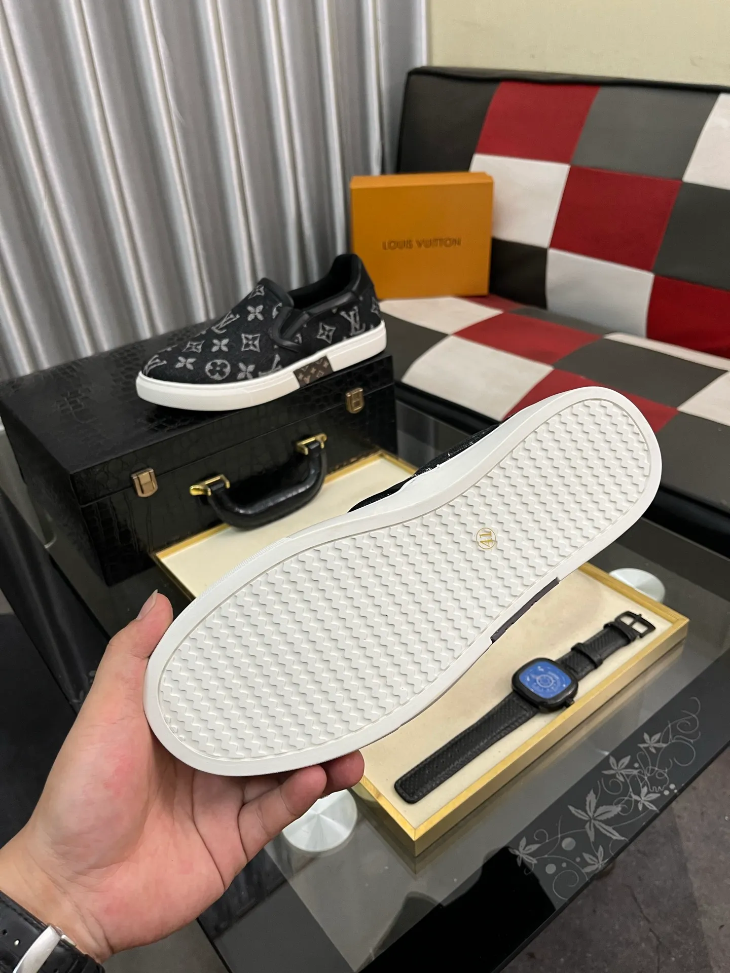 Men's shoes 💰400⌚️⌚️LV's new men's high-end casual sports shoes, using imported first-layer cowhide silk screen printing brand lougou, original ultra-light tpu outsole, wear-resistant and comfortable, Monogram lougou embellished rubber outsole, breathable mesh lining, versatile classic style! Size: 38-442️⃣Colors available